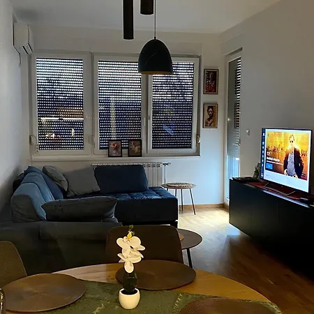 Look Up Garage Parking Апартаменты