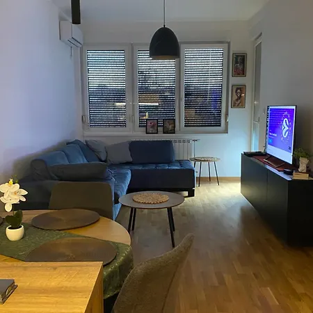 Look Up Garage Parking Апартаменты